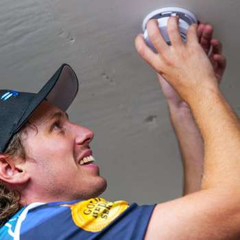 Fitting smoke alarms